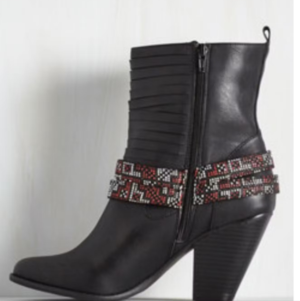 NWOT MOMO Black Ankle Boots with Straps